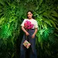 Potret Nagita Slavina memangku tote bag bermerek dengan harga fantastis membuat netizen heboh hingga disebut mirip tas kresek. (Instagram/raffinagita1717).