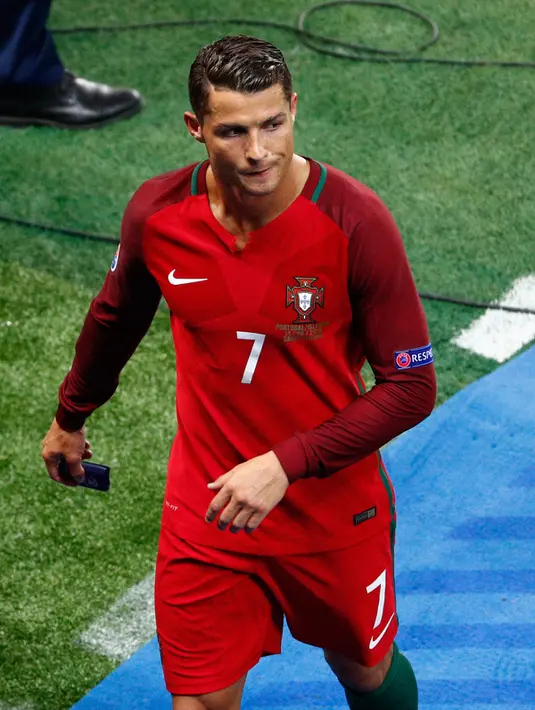 Wajah kecewa Cristiano Ronaldo usai pertandingan melawan Islandia di Grup F Euro 2016 di Stade Geoffroy-Guichard, Prancis, Selasa (14/6). Islandia berhasil tahan imbang Portugal 1-1. (REUTERS/Jason Cairnduff)