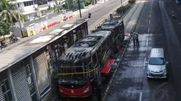 Selain menghanguskan badan bus, api juga menghanguskan sebagian bangunan halte Masjid Agung Al-Azhar, Jakarta, Kamis (28/8/14). (Liputan6.com/Faizal Fanani)