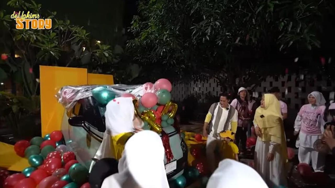 "Nih kan Bunda pengen punya mobil kecil. Pengen pakai mobil Djalu (nama anak Irfan) taapi mogok-mogokan, ya udah akhirnya kita cari ini mobil kekinian banget nih" kata Irfan.
