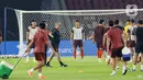 Pemain Tim Nasional (Timnas) China mengikuti sesi latihan resmi di Stadion Utama Gelora Bung Karno (SUGBK), Jakarta, Rabu (4/6/2025). (Liputan6.com/Angga Yuniar)