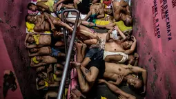 Sejumlah narapidana tidur berdesakan di tangga yang berada di dalam penjara Quezon City di Manila, Filipina, 19 Juli 2016. Setiap sel yang diperuntukkan untuk 20 tahanan, dihuni antara 160-200 tahanan dan harus berbagi ruang secara adil. (Noel Celis/AFP)