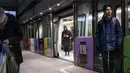 Penumpang berdiri di Stasiun Metro Noerreport di Kopenhagen Denmark, Selasa (1/2/2022). Mulai 1 Februari, negara Skandinavia itu sekali lagi menyingkirkan masker wajah, kartu covid, dan jam buka terbatas untuk bar dan restoran. (Liselotte Sabroe/Ritzau Scanpix via AP)