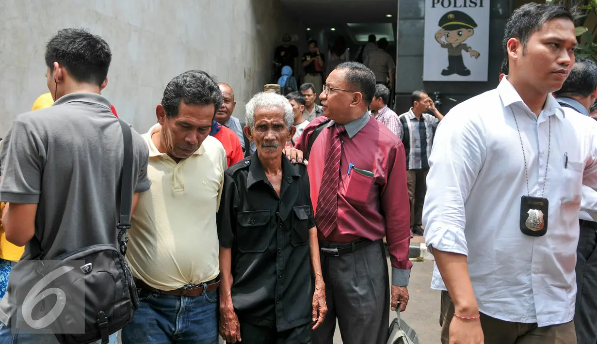 Warga Jalan Perjuangan, Kebon Jeruk usai menyambangi Polda Metro untuk tanyakan penanganan dugaan kasus penggelapan girik asli yang dilakukan Harry Tanoesoedibjo, Jakarta, Senin (22/2). (Liputan6.com/Yoppy Renato)