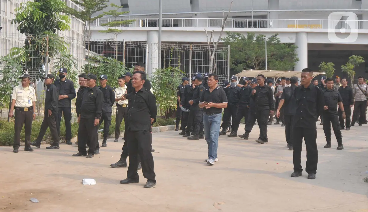 Hingga Selasa sore akses jalan menuju Rusun KSB masih dijaga ketat para sekuriti. (merdeka.com/Imam Buhori)