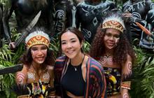 7 Potret Seru Gisel Kunjungi Kali Biru, Berenang Cantik hingga Bermain dengan Anak-Anak Papua