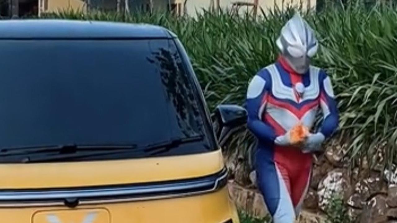 Caleg bernama Jamaludin Malik mencuri perhatian publik dengan kampanyenya yang menggunakan kostum ultraman. Alih-alih memasang foto sendiri, caleg dapil Jepara ini percaya diri dengan topengnya.
