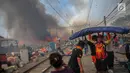 Seorang warga menyelamatkan barangnya saat kebakaran ratusan rumah bedeng di permukiman liar belakang Hotel Alexis, Pademangan, Jakarta, Sabtu (16/9). Sedikitnya 500 kepala keluarga dan 1.500 jiwa yang menjadi korban kebakaran (Liputan6.com/Faizal Fanani)