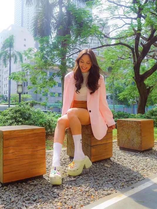 OOTD chic ala Yasmine Napper. Ia mengenakan turtleneck putih dipadu mini skirt cokelat, ditumpuk dengan oversized blazer pink. [Foto: Instagram/yasminnapper]