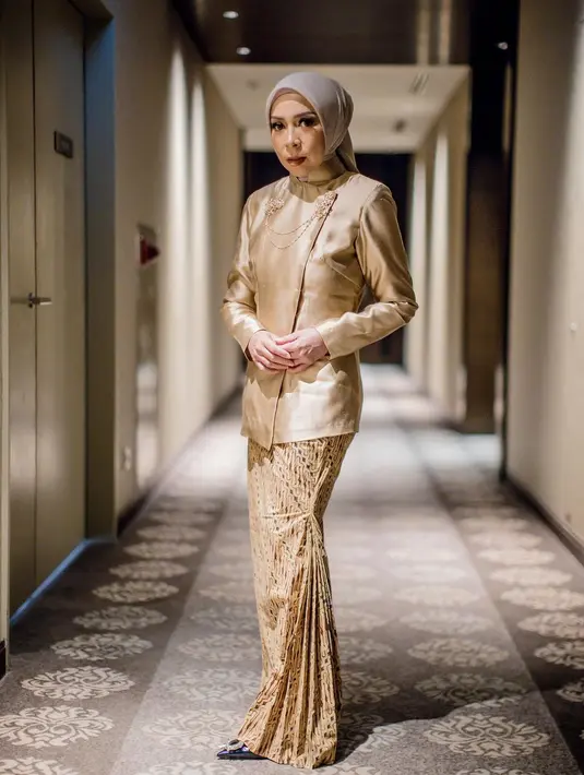 Seperti salah satunya Melly Goeslaw yang memancarkan pesona elegan dalam balutan kebaya janggan warna krem yang dipadukan dengan kain batik dan hijab warna senada.