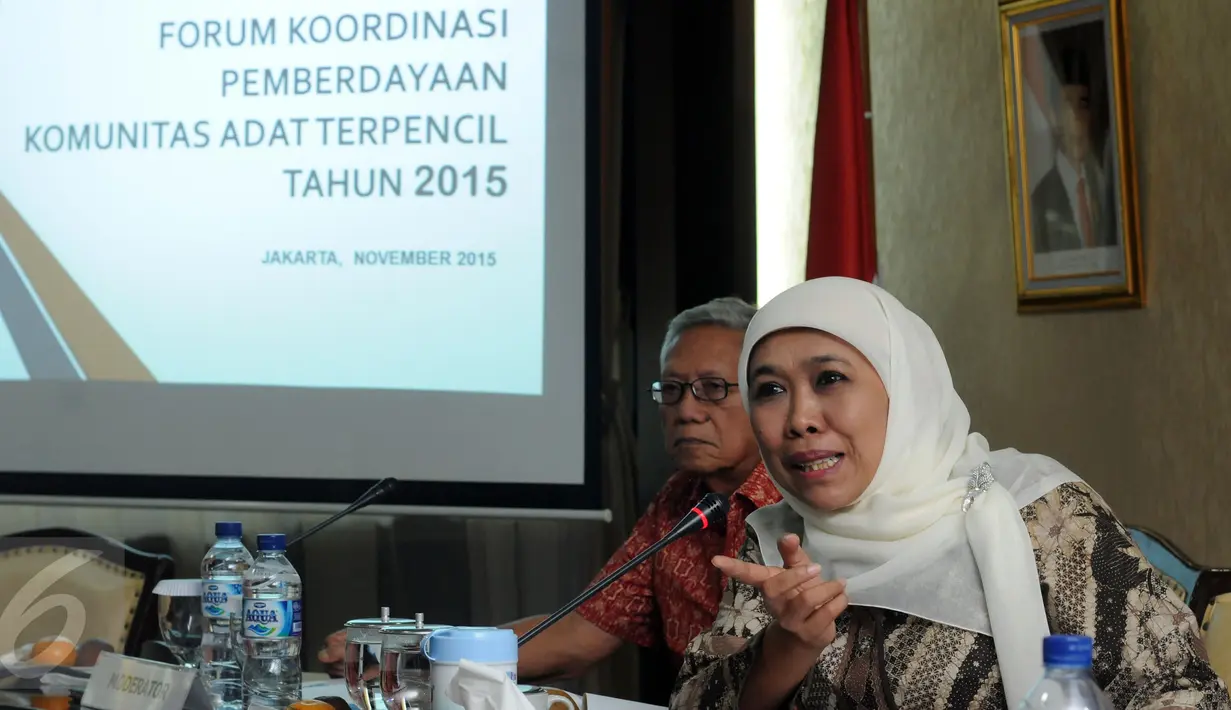 Mensos Khofifah Indar Parawansa (kanan) memberikan pandangan pada Forum Koordinasi Pemberdayaan Komunitas Adat Terpencil di Jakarta, Rabu (4/11/2015). Forum membahas permasalahan dan solusi terkait KAT. (Liputan6.com/Helmi Fithriansyah)