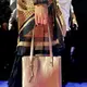 Brand tas Hahm Eun Jung T-ara, Euneun, debut dalam presentasi koleksi LAKON Indonesia, "HARSA," di JF3 Fashion Festival 2026, 29 Juli 2026. (Liputan6.com/Asnida Riani)