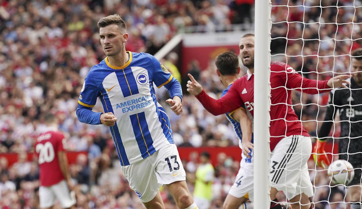 Pemain berusia 31 tahun itu sukses mencetak dua gol ke gawang Manchester United dan membawa timnya menang 2-1 atas Setan Merah. (AP/Dave Thompson)