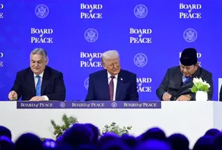 Presiden RI Prabowo Subianto menandatangani Piagam Dewan Perdamaian Gaza di sela World Economic Forum 2026 di Davos, Swiss, Kamis (22/1/2026). (Dok. Tim Media Presiden/Instagram @presidenrepublikindonesia)