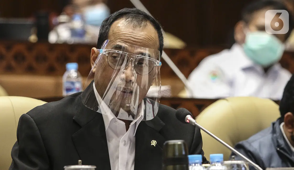 Menteri Perhubungan Budi Karya Sumadi saat rapat kerja dengan Komisi V DPR di Kompleks Parlemen Senayan, Jakarta, Rabu (15/7). Rapat membahas Laporan Hasil Pembahasan BPK Semester I dan II/2019. (Liputan6.com/Johan Tallo)