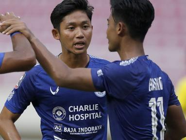 Para pemain PSIS Semarang merayakan gol ketiga ke gawang Persikabo 1973 yang dicetak bek Pratama Arhan(kanan) dalam laga matchday ke-2 Grup A Piala Menpora 2021 di Stadion Manahan, Solo, Kamis (25/3/2021). PSIS menang 3-1 atas Persikabo 1973. (Bola.com/Arief Bagus)