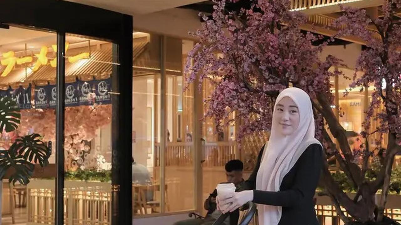 6 Gaya Outfit Larissa Chou saat Momong Anak Kedua, Tetap Modis dan Anggun