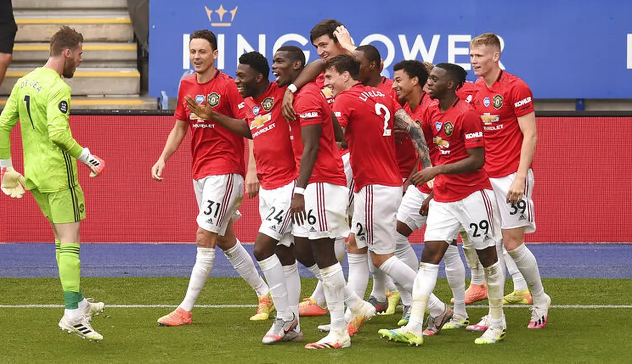 Para pemain Manchester United merayakan gol yang dicetak oleh Jesse Lindgard ke gawang Leicester City pada laga Premier League di Stadion King Power, Minggu (26/7/2020). Manchester United menang dengan dua gol tanpa balas. (Oli Scarff/Pool via AP)