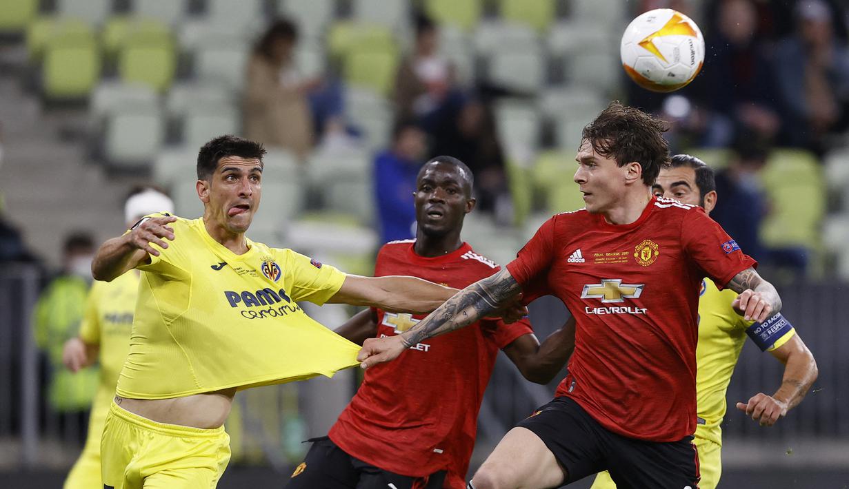 Victor Lindelof. Komunikasinya dengan Eric Bailly sering menghadirkan keterkejutan di lini belakang. Puncaknya adalah gagal membaca keberadaan striker Villarreal, Gerard Moreno yang berakibat gol setelah situasi tendangan bebas. Poin 6 untuknya. (AFP/Kacper Pempel/Pool)