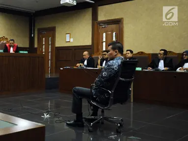 Tersangka dugaan korupsi pengadaan E-KTP, Andi Agustinus/Andi Narogong menjalani sidang perdana di Pengadilan Tipikor, Jakarta, Senin (14/8). Sidang mendengarkan dakwaan Jaksa Penuntut Umum KPK. (Liputan6.com/Helmi Fithriansyah)