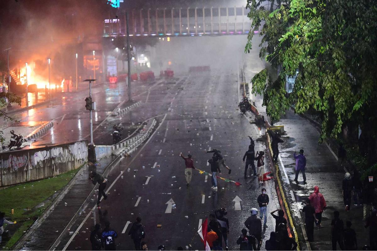 FOTO: Gas Air Mata dan Hujan Deras Paksa Massa Bubarkan Diri di Depan Polda Metro Jaya