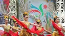 Tarian dari berbagai daerah turut meramaikan acara peluncuran Logo Asian Games 18th di Senayan, Jakarta, Sabtu (27/12/2015). (Bola.com/Nicklas Hanoatubun)