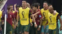 Pemain Portugal Cristiano Ronaldo&nbsp;merayakan dengan rekan setimnya setelah Goncalo Ramos mencetak gol pembuka timnya&nbsp;dalam pertandingan babak 16 besar Piala Dunia 2022 melawan Swiss di&nbsp;Stadion Lusail Iconic, Lusai, Qatar, Rabu, 7 Desember 2022. (AP Photo/Pavel Golovkin)