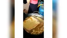 Seorang penjual pisang goreng punya cara berbahaya agar dagangannya renyah dan disukai pelanggan.