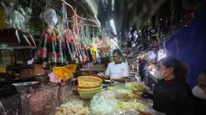 Aktivitas pedagang dan pembeli di pasar tradisional di Palmerah Jakarta, Jumat (3/4/2026). Badan Pusat Statistik mencatat tingkat inflasi Indonesia pada Maret 2026 sebesar 0,41 persen secara bulanan, atau lebih rendah dibandingkan Februari yang mencapai 0,68 persen. (merdeka.com/Arie Basuki)