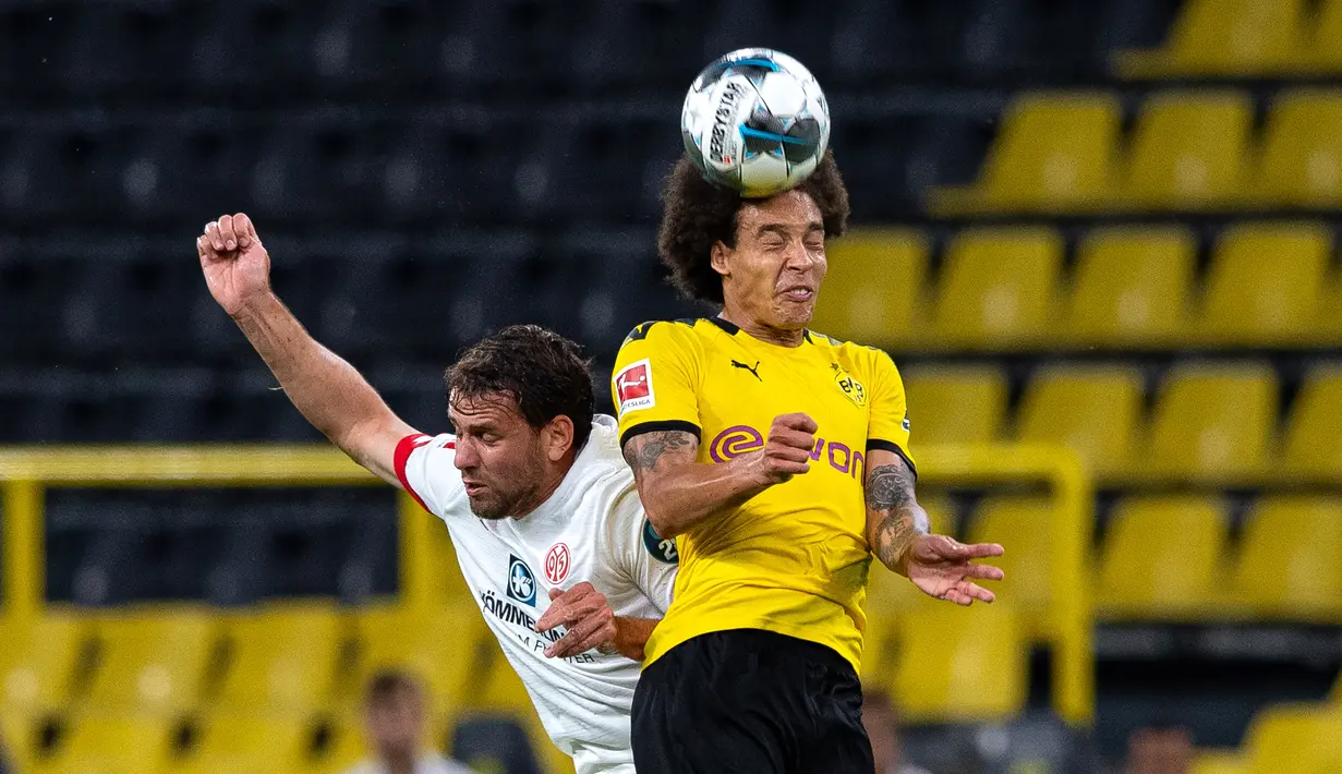 Gelandang Borussia Dortmund, Axel Witsel, berebut bola dengan penyerang Mainz, Adam Szalai, pada laga lanjutan Bundesliga di Signal Iduna Park, Dortmund, Kamis (18/6/2020) dini hari WIB. Borussia Dortmund menyerah 0-2 atas Mainz. (AFP/Guido Kirchner/pool)