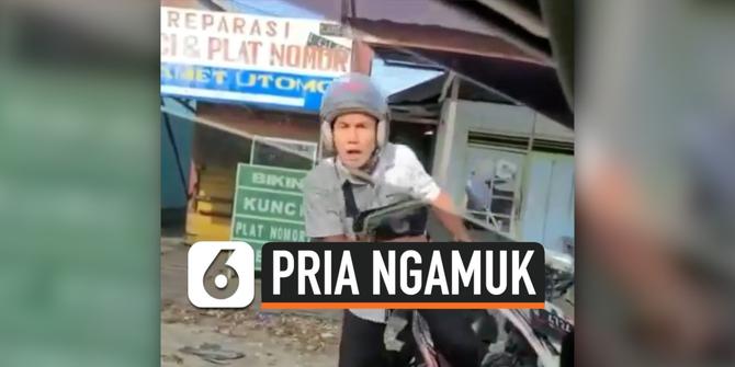 VIDEO: Pria Ngamuk-Ngamuk, Diduga Kesal Motor Dipepet Mobil