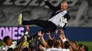 Pelatih Real Madrid, Zinedine Zidane, merayakan juara La Liga usai pemainnya mengalahkan Villrreal pada laga lanjutan pekan ke-37 di Estadio Alfredo Di Stefano, Jumat (17/7/2020) dini hari WIB. Real Madrid menang 2-1 atas Villarreal. (AFP/Gabriel Bouys)