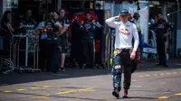 Pebalap Red Bull, Max Verstappen, berjalan di area paddock setelah mengalami crash pada kualifikasi F1 GP Monako, Sabtu (28/5/2016). (EPA/ANDREJ ISAKOVIC )