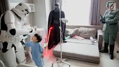 Karakter film Star Wars berjalan di lorong saat menghibur pasien di Siloam Hospitals TB Simatupang, Jakarta Selatan, Sabtu (6/4). Kehadiran karakter Star Wars ini untuk menghibur para pasien, khususnya anak-anak di rumah sakit tersebut. (Liputan6.com/Faizal Fanani)