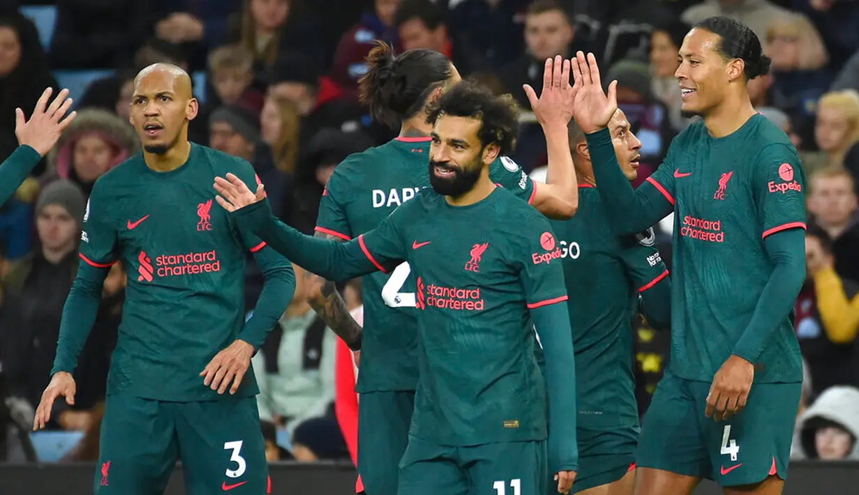 Para pemain Liverpool merayakan setelah Virgil van Dijk (kanan) mencetak gol ke gawang Aston Villa pada pertandingan sepak bola Liga Inggris di Villa Park, Birmingham, Inggris, 26 Desember 2022. Liverpool mengalahkan Aston Villa dengan skor 3-1. (AP Photo/Rui Vieira)