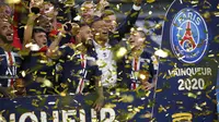 Paris Saint-Germain menyabet gelar Piala Liga Prancis setelah mengalahkan Lyon melalui adu penalti di Stade de France, Sabtu (1/8/2020) dini hari WIB. (AP Photo/Francois Mori)