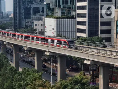 Kereta ringan atau light rail transit (LRT) saat melintasi kawasan Kuningan, Jakarta, Kamis (21/9/2023). LRT Jabodebek kembali melakukan penambahan jumlah perjalanan dari 158 perjalanan setiap harinya bertambah menjadi 230 perjalanan per hari guna memenuhi peningkatan kebutuhan para pengguna jasa. (Liputan6.com/Angga Yuniar)