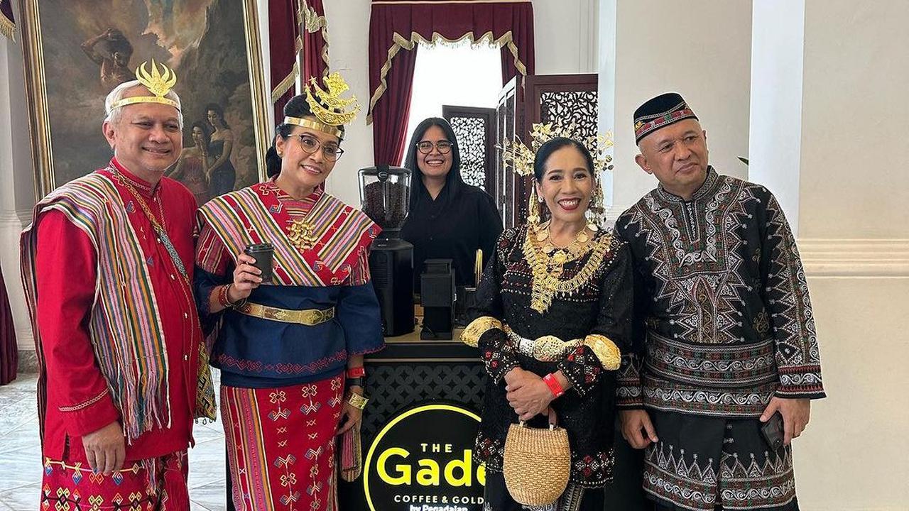 Mantan Direktur Bank Dunia juga sekaligus menagih janji Menteri Teten untuk mengirim personal blend 4 kopi yang dinilai enak.