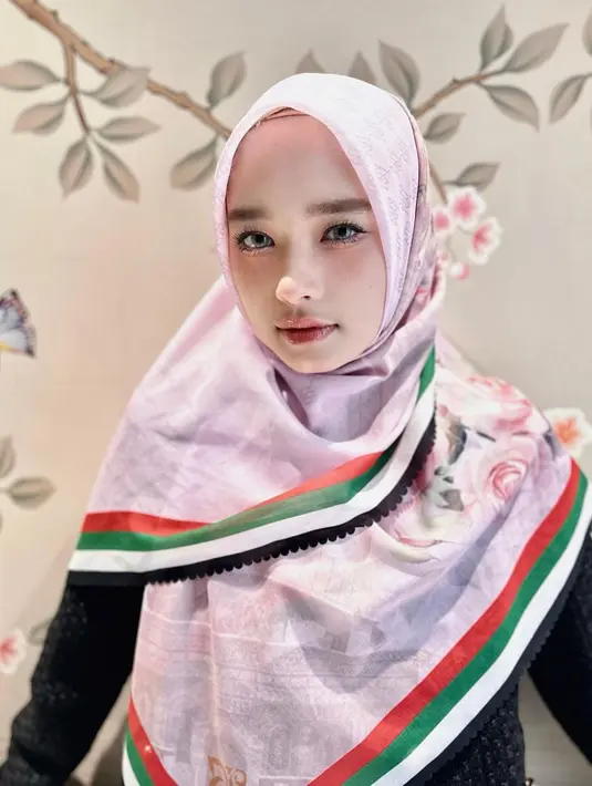Inara Rusli memamerkan hijab motif bendera Palestina yang dibuatnya sebagai bentuk donasi untuk memberikan bantuan. (Instagram @mommy_starla)