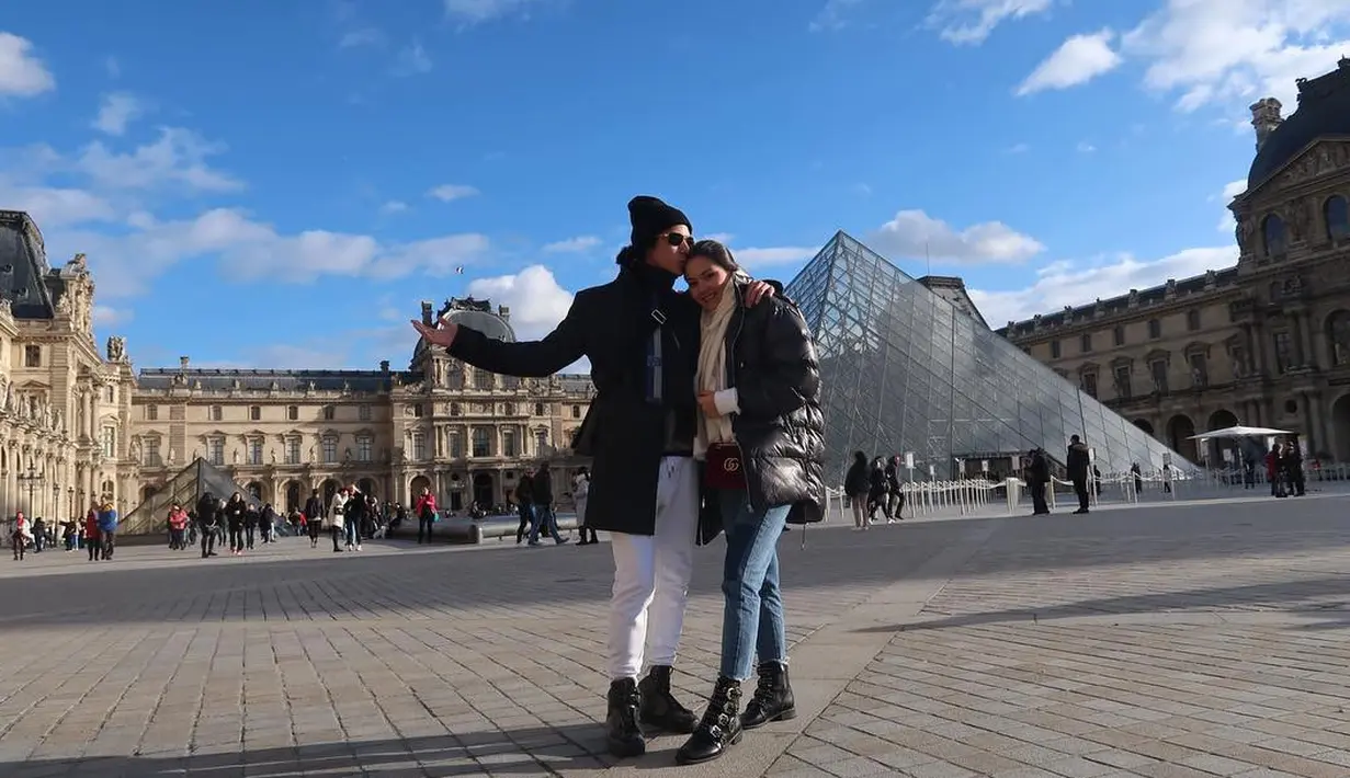 Coba lihat, romantis banget kan Al dengan pacarnya? Di foto ini keduanya kompak memakai jaket berwarna hitam, dan terlihat Al dengan tulusnya mencium kepala sang kekasih. (Instagram/alghazali7)