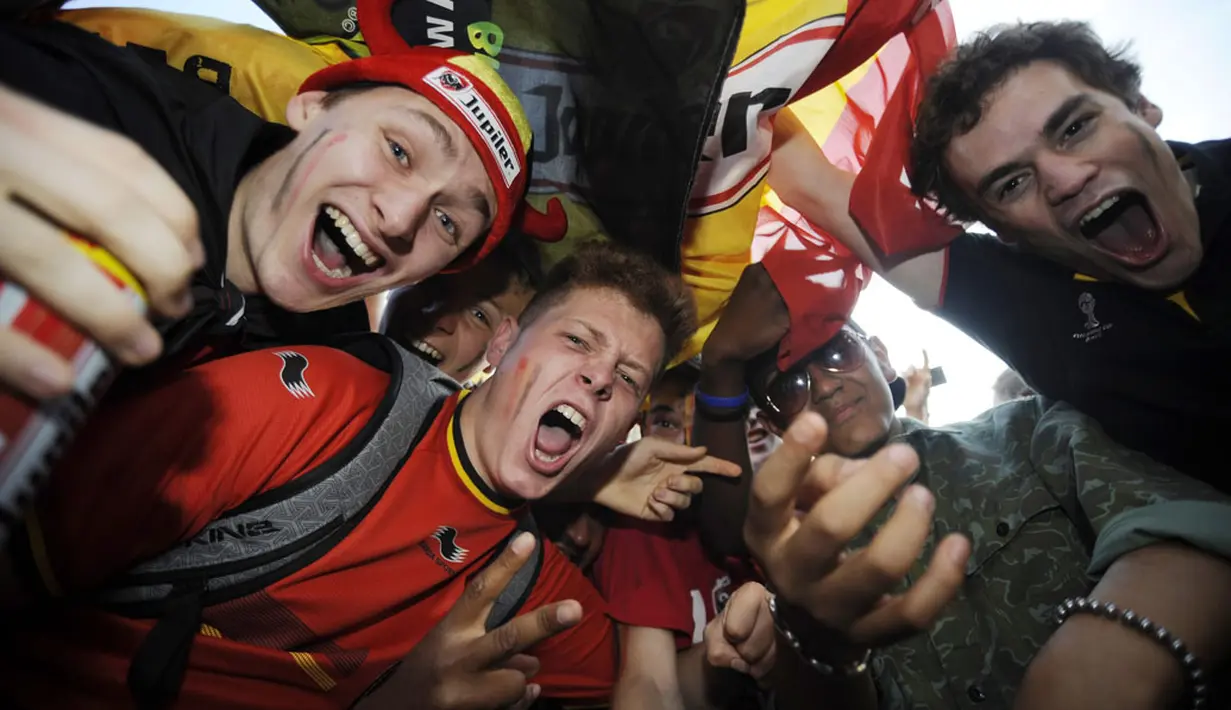 Di Brussels, sejumlah pendukung Belgia bersorak menyambut kemenangan tim asuhan Marc Wilmots atas Rusia 1-0 di penyisihan Piala Dunia Grup H di Stadion Maracana, Rio de Janeiro, Brasil, (22/6/2014). (REUTERS/Eric Vidal)