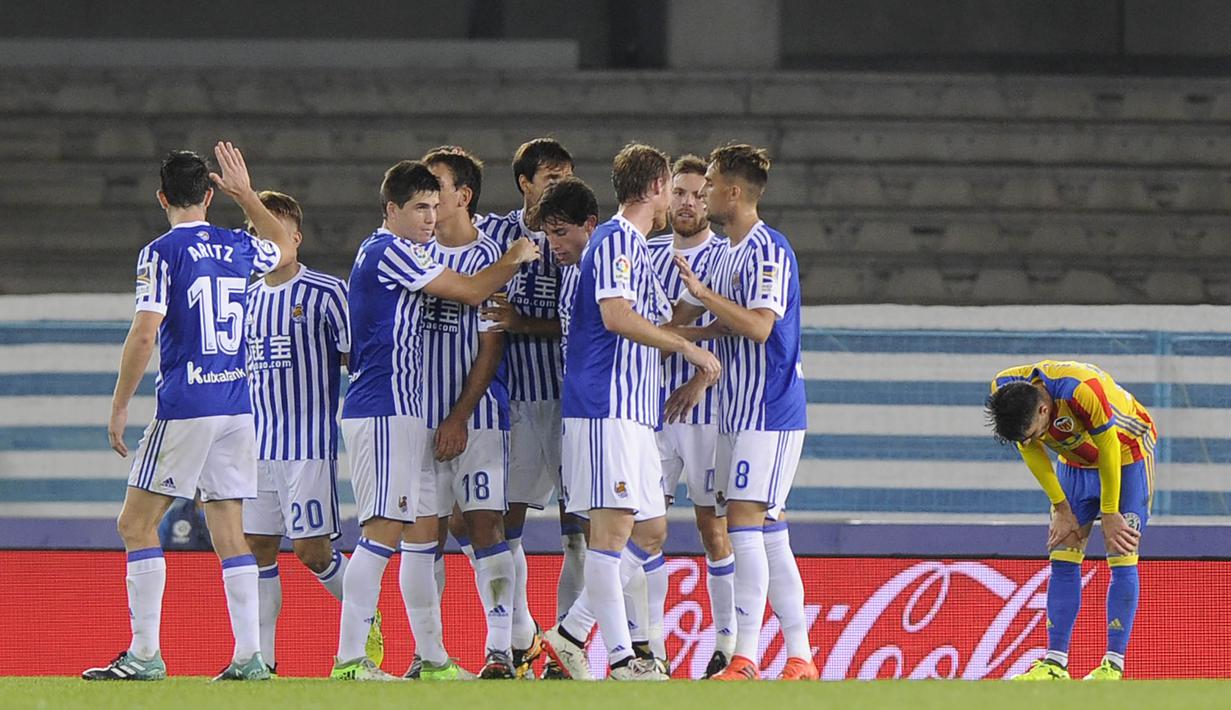Para pemain Real Sociedad merayakan gol yang dicetak oleh Mikel Oyarzabal ke gawang Valencia pada laga La Liga di Stadion Anoeta, Minggu (24/9/2017). Valencia menang 3-2 atas Real Sociedad. (AFP/Ander Gillenea)