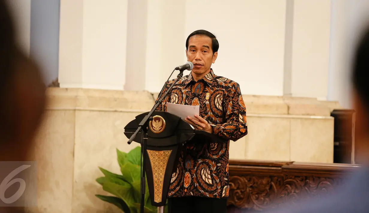 Presiden Jokowi memberi kata sambutan saat acara peringatan Hari Hak Asasi Manusia (HAM) di Istana Negara, Jakarta, Jumat (11/12). Dalam kesempatan itu, hadir pegiat HAM, pemerintah daerah, serta sejumlah jajaran kabinet kerja (Liputan6.com/Faizal Fanani)