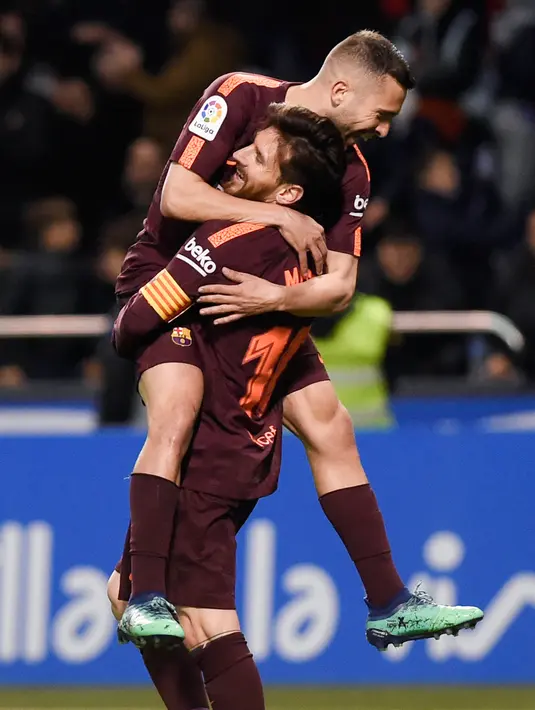 Striker Barcelona Lionel Messi merayakan golnya bersama rekan setimnya Jordi Alba saat bertandang ke kandang Deportivo dalam pertandingan La Liga Spanyol di stadion Riazor, Spanyol (29/4). (AFP/Miguel Riopa)