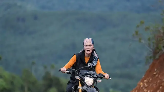 Gaya Maskulin Luna Maya Tinjau Lokasi Bencana di Aceh, Naik Motor Trail hingga Makan Durian