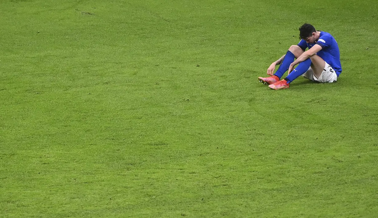 Italia berusaha untuk menyamakan kedudukan, namun skor 1-2 tak berubah hingga peluit panjang akhir pertandingan dibunyikan. Gli Azzurri harus terhenti di babak semifinal UEFA National League 2021 sekaligus gagal memperpanjang rekor tak terkalahkan. (AP/Pool/Marco Bertorello)
