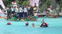 Mantan atlet renang Indonesia, Richard Sam Bera, mengikuti Kirab Obor Asian Games 2018 di perairan Piaynemo, Kabupaten Raja Ampat, Papua Barat, Kamis (26/7/2018). (Ist)