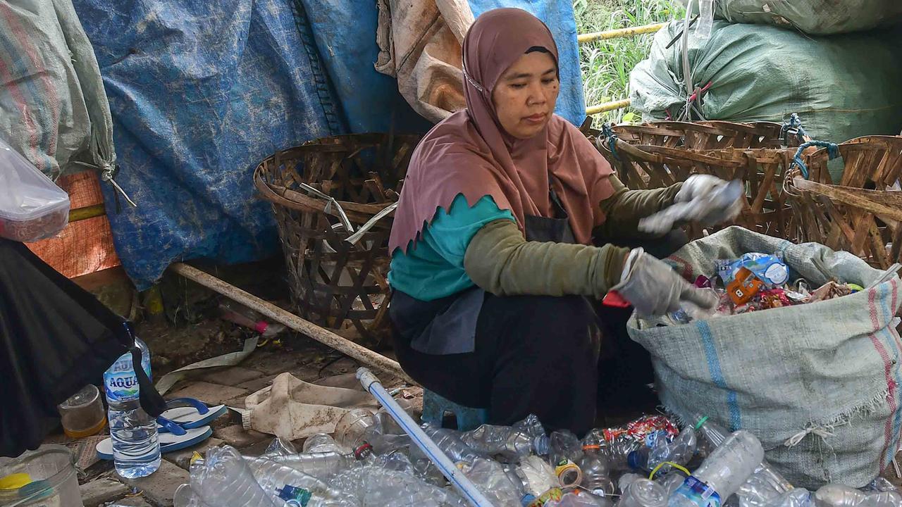 FOTO: Mengintip Proses Daur Ulang Botol Plastik Menjadi Cacahan  Plastik Bernilai Jual Tinggi