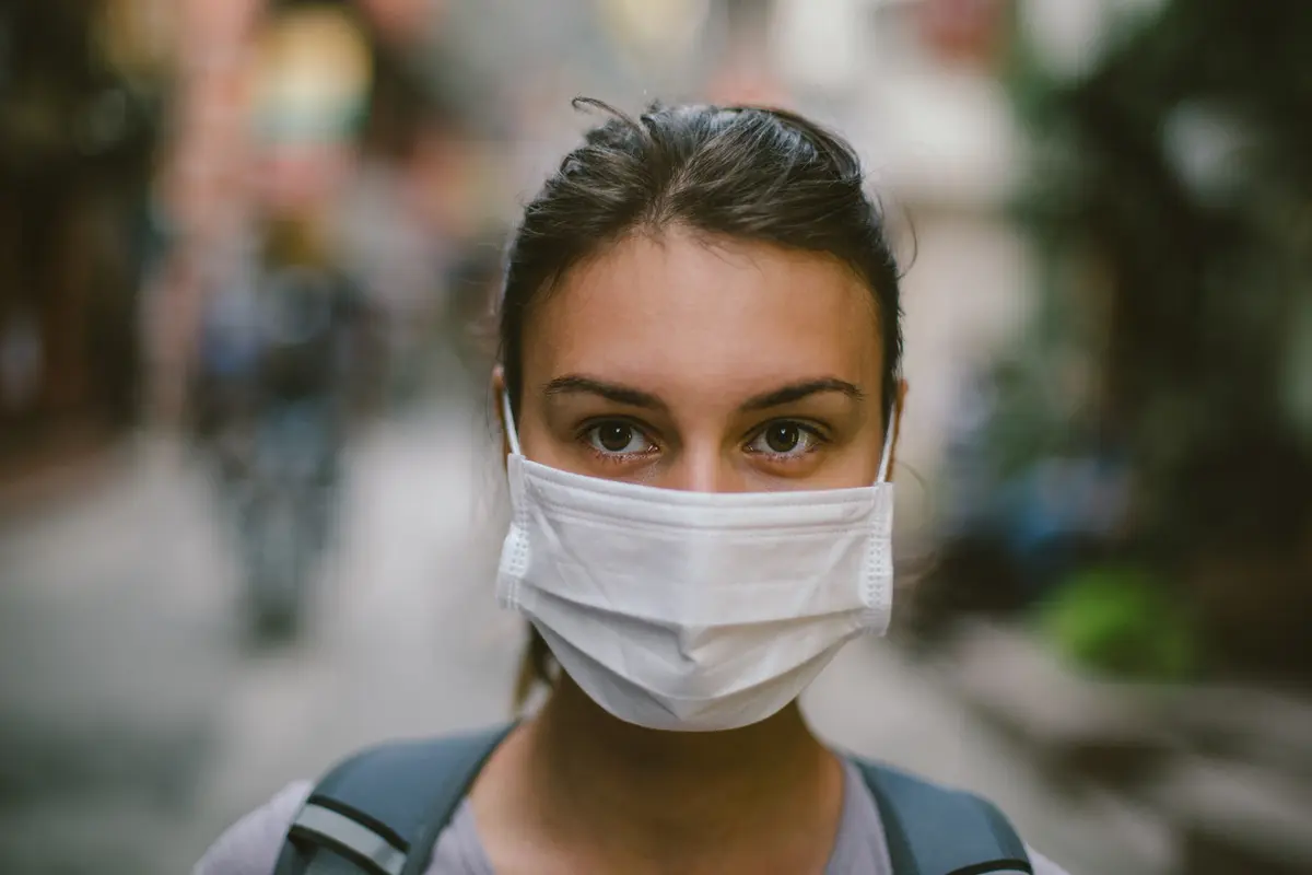 ilustrasi memakai masker medis