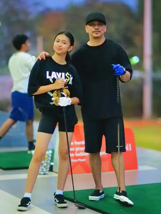 Enda menceritakan saat merilis album pertama Ungu, bersama Pasha masih tinggal di kost. Tidak ada yang berubah dalam hidup, bahkan naik taksi saja masih patungan.  Bahkan, saat rekaman album ke dua, ia merasakan lebih parah lagi. [Instagram/mr_enda_ungu]